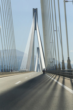 的里奥-安提里奥悬架桥穿越哥林多海湾希腊