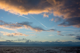 cloudscape而且<strong>航迹</strong>云的以上的荷兰海