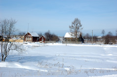 视图雪俄罗斯村冬天阳光明媚的一天