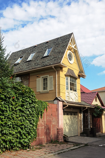 小砖独栋<strong>双层</strong>结构住宅房子与车库敖德萨乌克兰阳光明媚的夏天一天