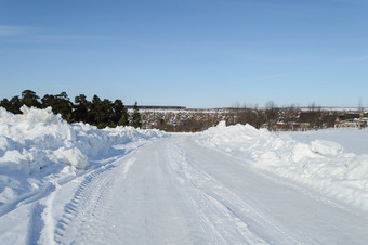 雪路小俄罗斯<strong>小镇</strong>Kolchugino弗拉基米尔•地区俄罗斯<strong>阳光</strong>明媚的一天早期春天