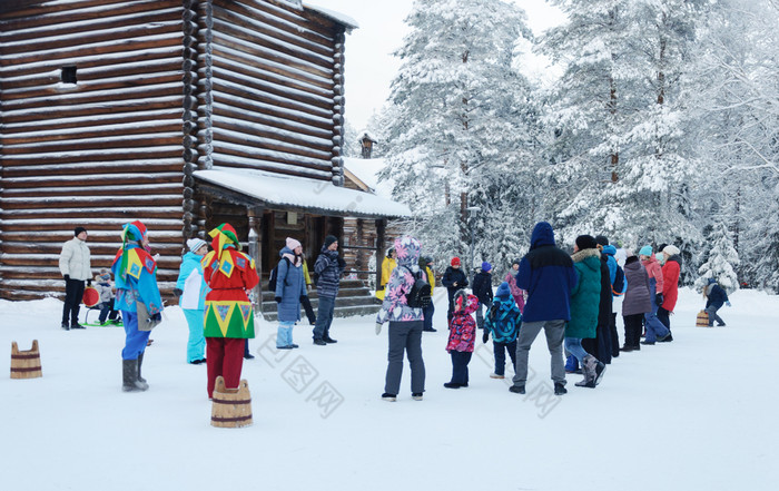 人玩圣诞节夏娃的开放空气博物馆马利耶科莱附近阿尚格列斯克俄罗斯冷淡的冬天一天