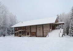 老大木农民房子与院子里北部俄罗斯开放空气博物馆马利耶科莱附近阿尔汉格尔斯克的雪冬天一天