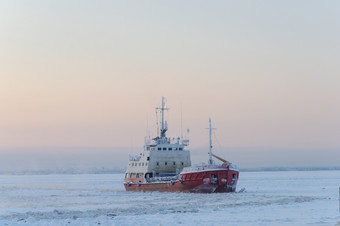 小破冰船在的冰的北部德维纳河河阿尔汉格尔斯克的北俄罗斯冬天<strong>冷淡</strong>的一天
