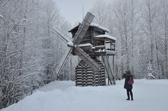 马利耶科莱阿尔汉格尔斯克的地区俄罗斯1月年轻的女孩需要图片老木<strong>风</strong>车的开放空气博物馆马利耶科莱<strong>冷淡</strong>的冬天一天