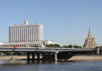 视图的政府房子白色房子的俄罗斯联合会<strong>莫</strong>斯科诺沃巴巴特桥在的<strong>莫</strong>斯科河<strong>莫</strong>斯科河夏天一天<strong>蓝色</strong>的天空