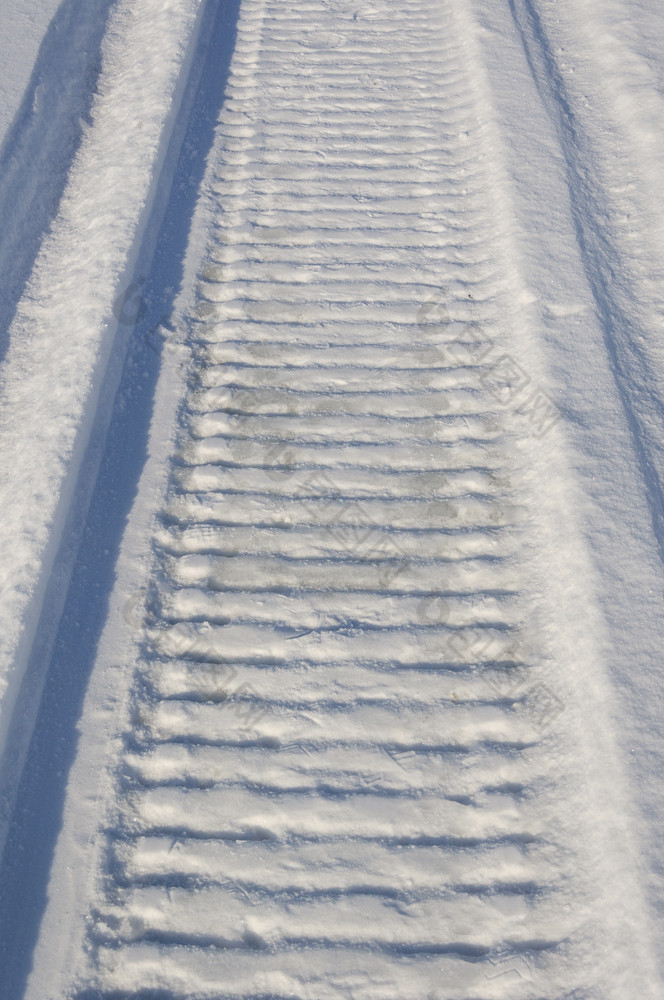 特写镜头雪地小道雪场