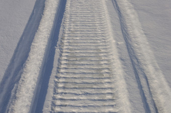 特写镜头雪地小道雪场