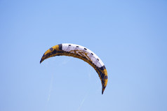 风筝为冲浪板蓝色的天空