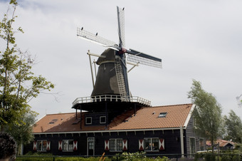 荷兰风车房子典型的荷兰风车房子