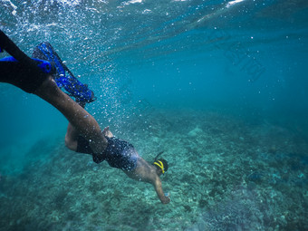 男人。免费的潜水下海水为珊瑚摄影