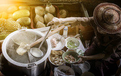 泰国面条食物使浮动船浮动市场泰国