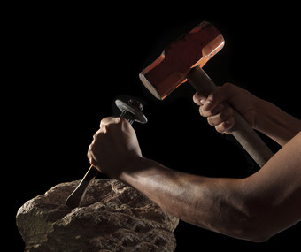 摘要手锤和硬岩石孤立的黑色的使用战斗成功摘要手锤和硬岩石孤立的黑色的