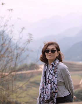 肖像头拍摄亚洲女人和山场景萨帕越南