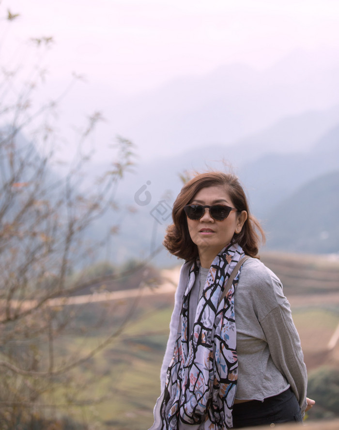 肖像头拍摄亚洲女人和山场景萨帕越南图片