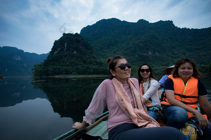亚洲女人露出牙齿的微笑脸幸福情感航行船安保兵运河大多数受欢迎的旅行目的地越南