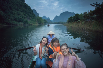 亚洲女人露出牙齿的微笑脸幸福情感航行船安保兵运河大多数受欢迎的旅行目的地越南