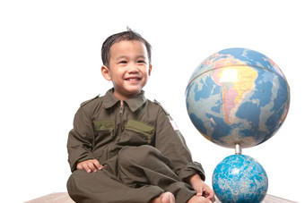 亚洲孩子们穿军事飞行员西装露出牙齿的微笑脸与世界全球模型孤立的白色背景