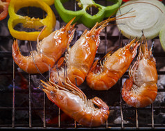泰国新鲜的水虾烤烧烤火炉子与寒冷的和洋葱环