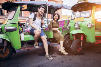 夫妻年轻的旅行人坐着嘟嘟车嘟嘟车曼谷泰国