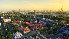 空中视图寺庙和普密蓬桥曼谷泰国