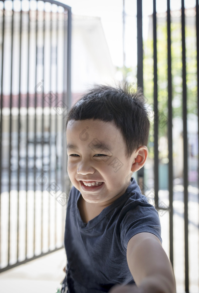 肖像头像亚洲孩子们露出牙齿的微笑脸幸福情感