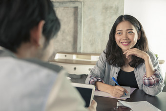 脸亚洲年轻的女人讨论与男人。首页工作表格<strong>幸福</strong>情感脸亚洲年轻的女人讨论与男人。首页工作表格<strong>幸福</strong>情感