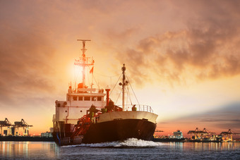 运输<strong>液化</strong>石油气气体油轮船和船港口与美丽的天空