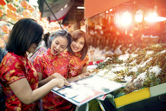 三个亚洲女人穿<strong>中国</strong>人传统衣服幸福巡回演出耀华力路一个大多数受欢迎的旅行和<strong>著名</strong>的街食物曼谷泰国