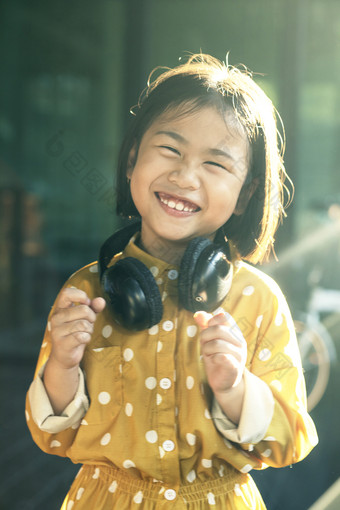 移动运动可爱的亚洲孩子们跳舞与音乐节奏幸福情感