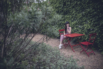 年轻的亚洲女人放松首页花园