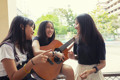 集团亚洲少年站户外折西班牙语吉他和跳舞与幸福情感
