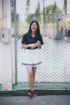 肖像亚洲少年穿白色短裙子笑与幸福情感