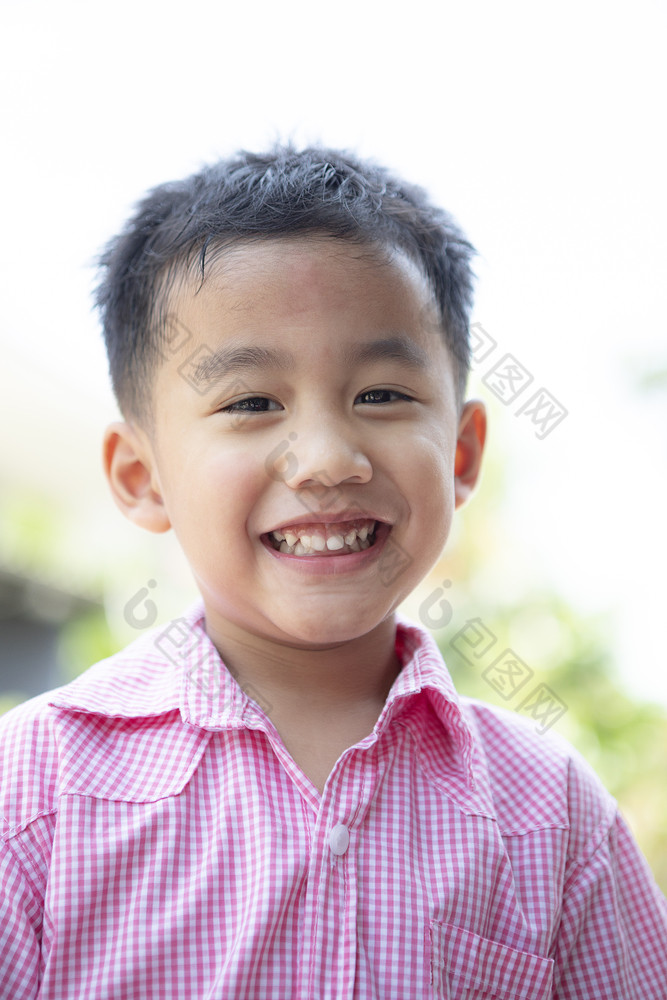 关闭头像快乐的亚洲孩子们露出牙齿的微笑脸幸福情感