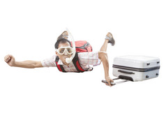 疯狂的男人。穿浮潜面具飞行中期空气与旅行行李孤立的白色背景