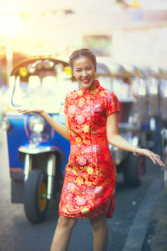 亚洲女人穿中国人传统衣服坐着嘟嘟乘客座位曼谷泰国