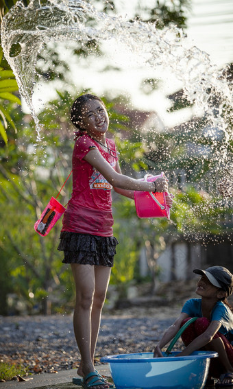 曼谷泰国4月身份不明的泰国女孩玩songkarn与<strong>溅水</strong>和幸福情感songkarn一天