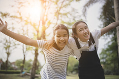 两个快乐的亚洲少年幸福情感公共公园