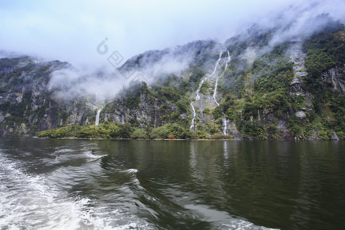 水瀑布米尔福德港声音峡湾国家公园新新西兰重要的自然旅行目的地