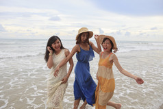肖像年轻的亚洲女人与幸福情感穿美丽的衣服走海海滩和笑快乐的使用为人放松假期目的地