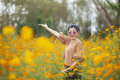 肖像微笑脸亚洲女人站与幸福情感黄色的宇宙盛开的场