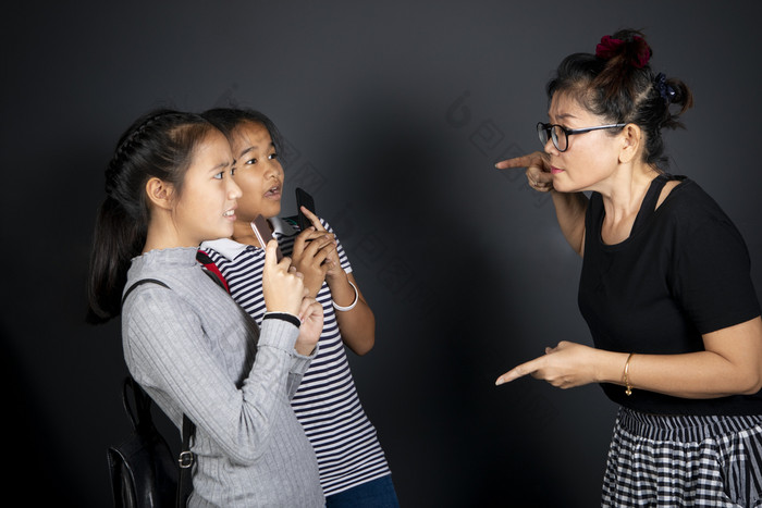 女人老师和两个女孩学生兴奋暴力主题女人老师和两个女孩学生兴奋暴力主题