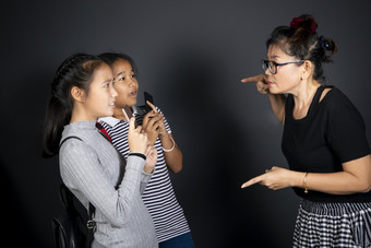 女人老师和两个女孩学生兴奋暴力主题女人老师和两个女孩学生兴奋暴力主题