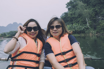 两个亚洲女人旅游穿救生衣航行船<strong>安保</strong>兵运河大多数受欢迎的旅行目的地越南
