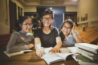 亚洲少年学生和女人老师露出牙齿的微笑脸现代类房间