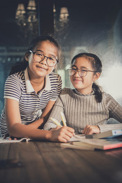 两个快乐的亚洲少年研究学校类房间幸福情感