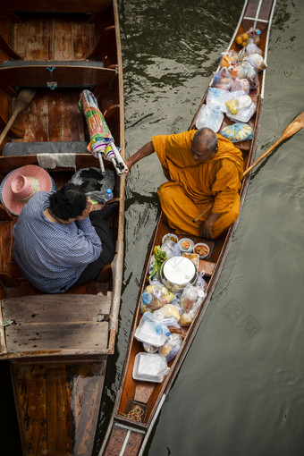 叻丕府泰国1月泰国和尚接收食物从泰国女人提供杜姆尼翁Saduak运河一个大多数受欢迎的旅行目的地泰国