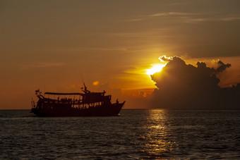 旅游潜水潜水船浮动KOH我港一个大多数受欢迎的旅行目的地南部泰国对美丽的日落天空