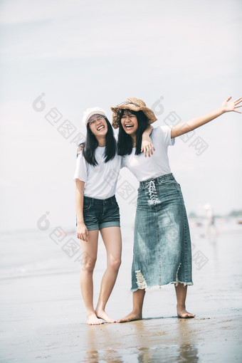 两个快乐的亚洲少年幸福假期海海滩
