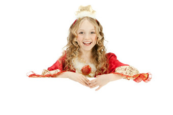 美丽的笑小女孩与长金发女郎头发的公主服装显示的标志